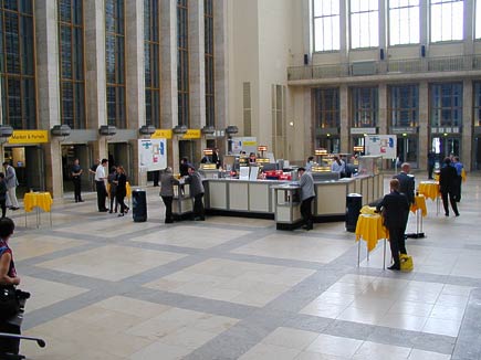 Palais am Funkturm interior 3.jpg - The entrance hall within an enormous tower